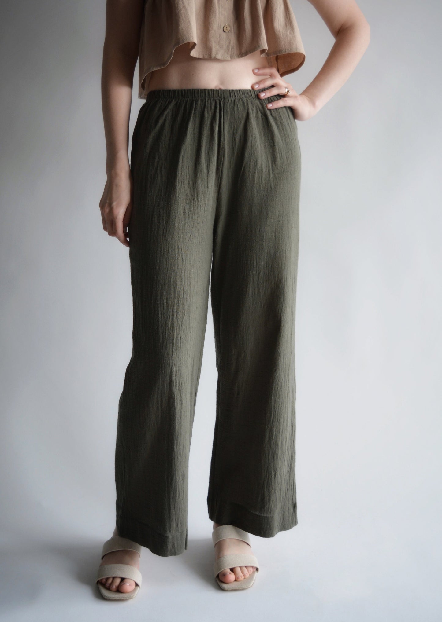 Two-Piece Set: Top and Pants in Dark Emerald color