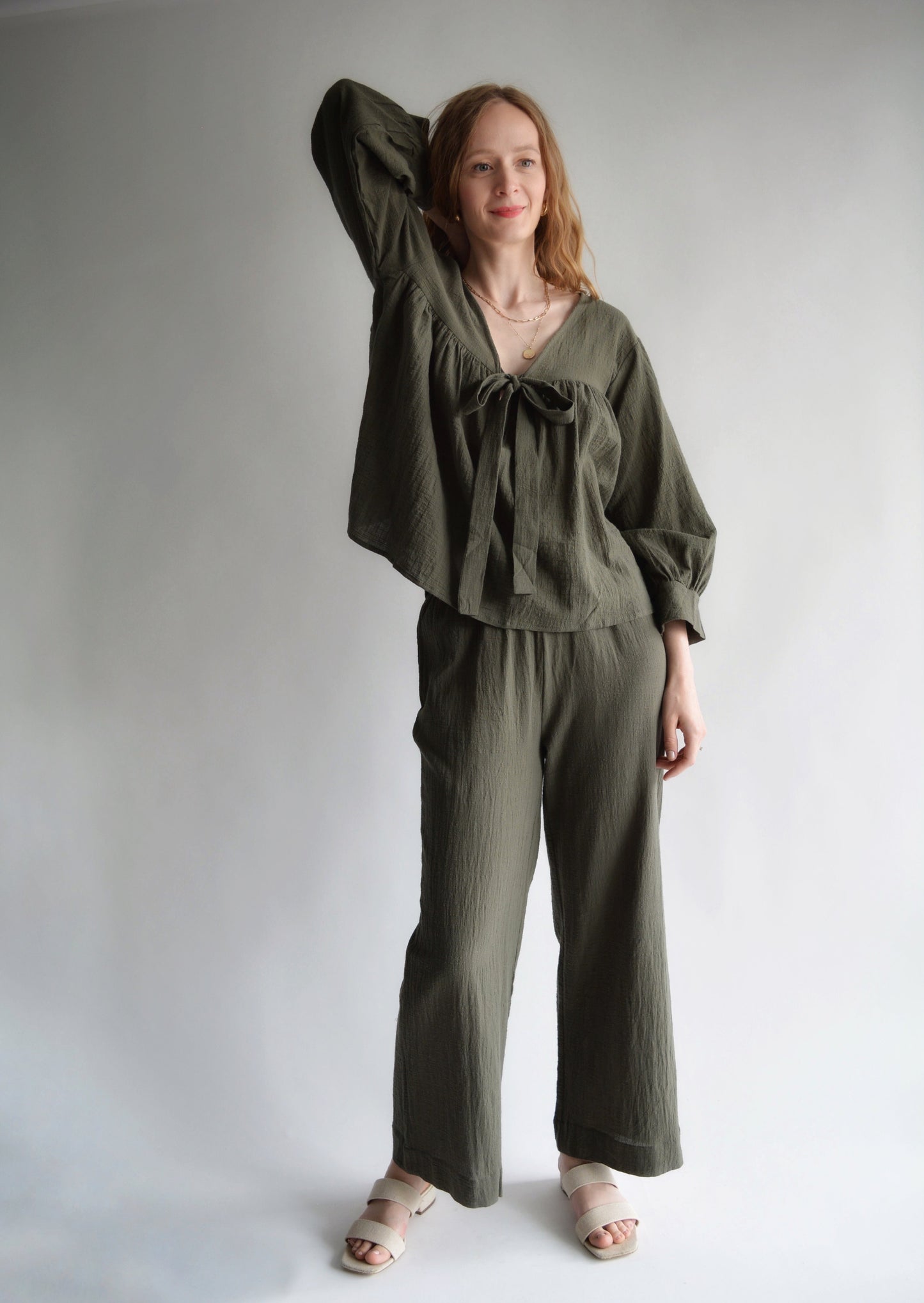 Two-Piece Set: Top and Pants in Dark Emerald color