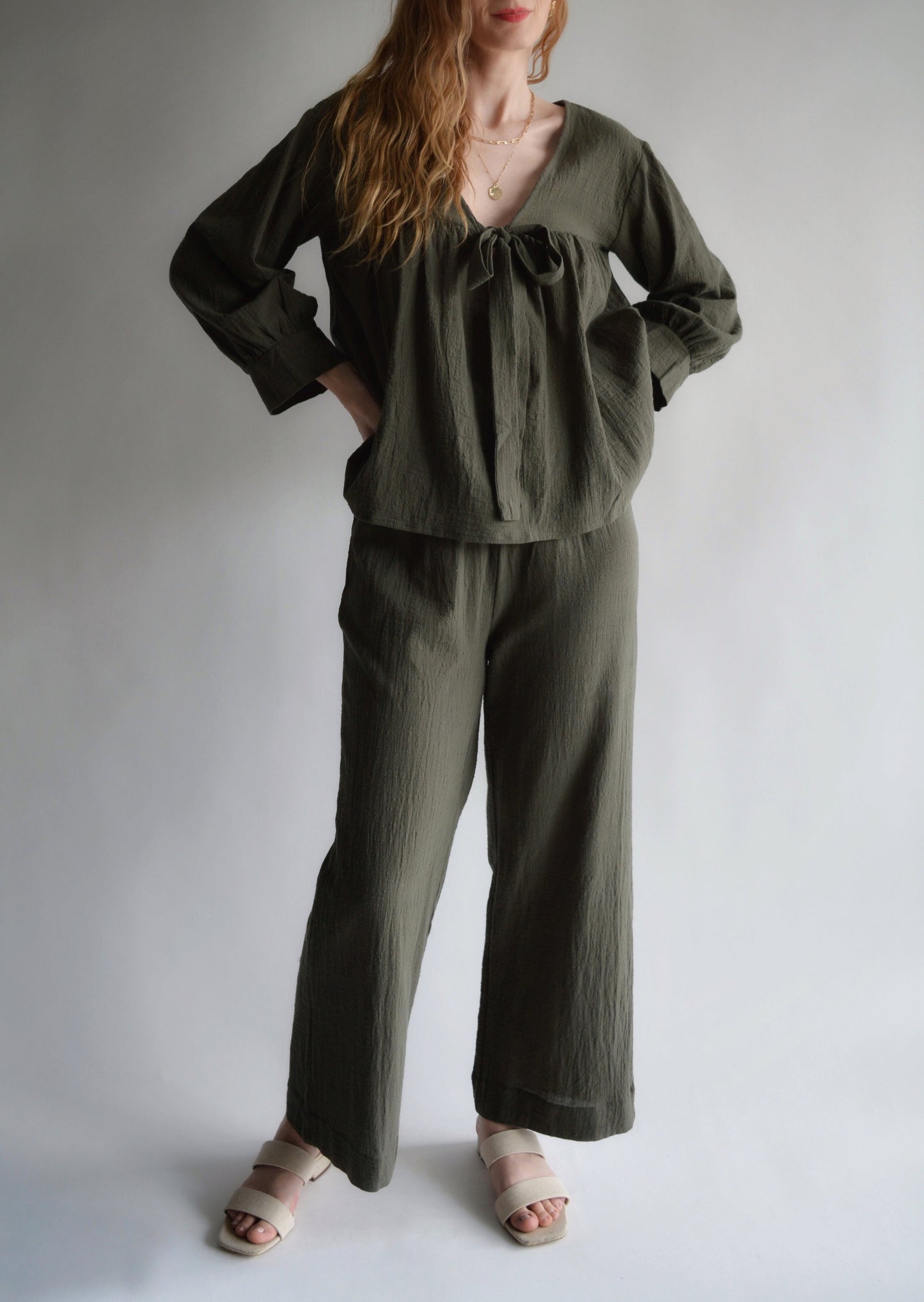 Two-Piece Set: Top and Pants in Dark Emerald color