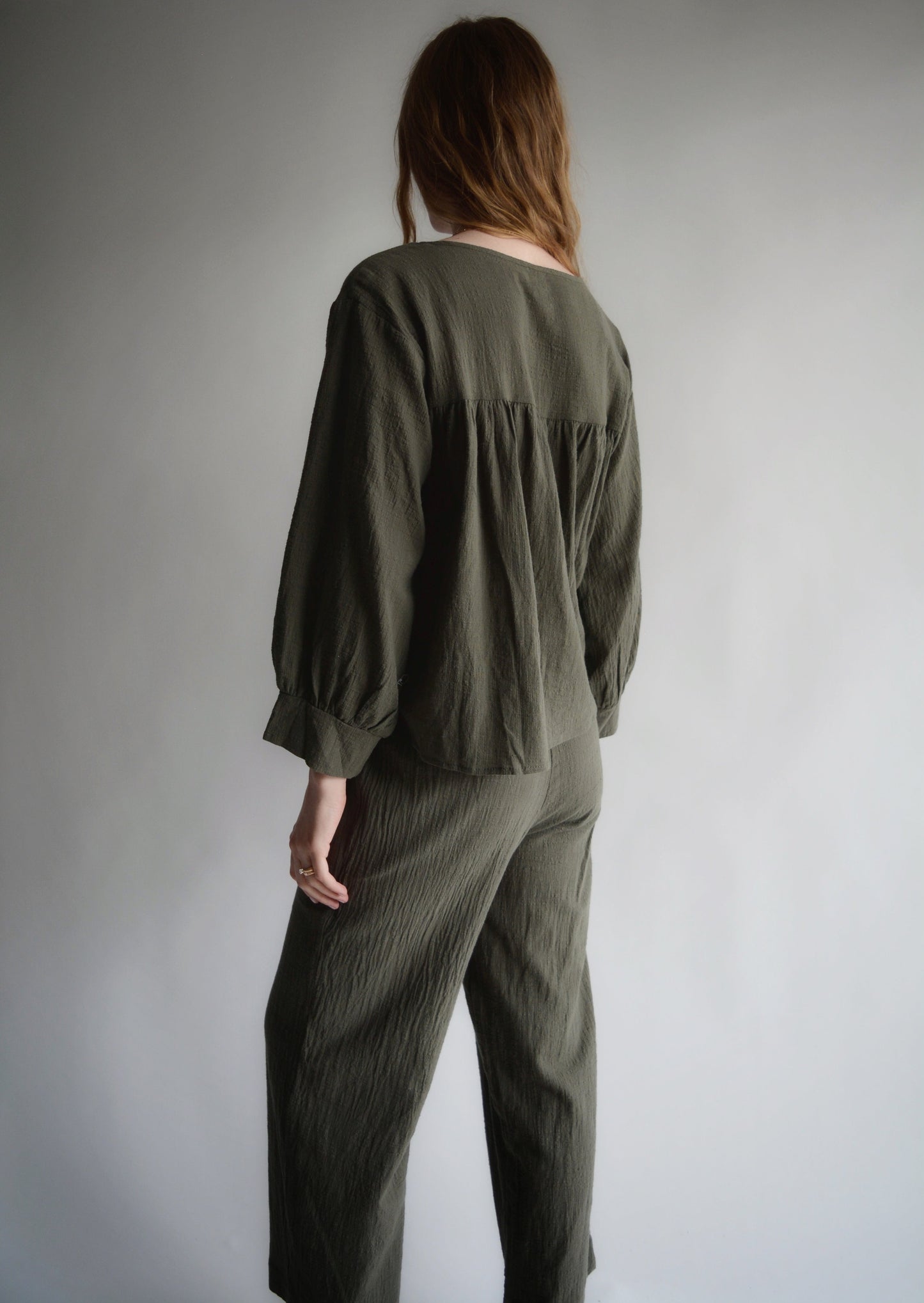 Two-Piece Set: Top and Pants in Dark Emerald color