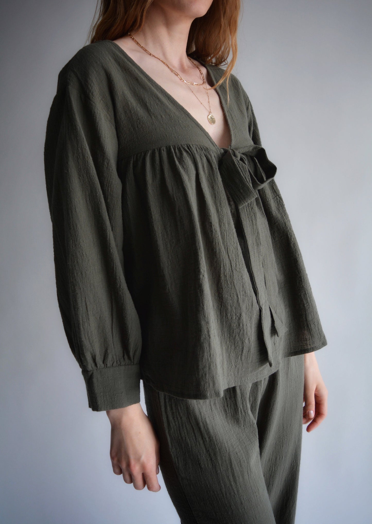 Two-Piece Set: Top and Pants in Dark Emerald color