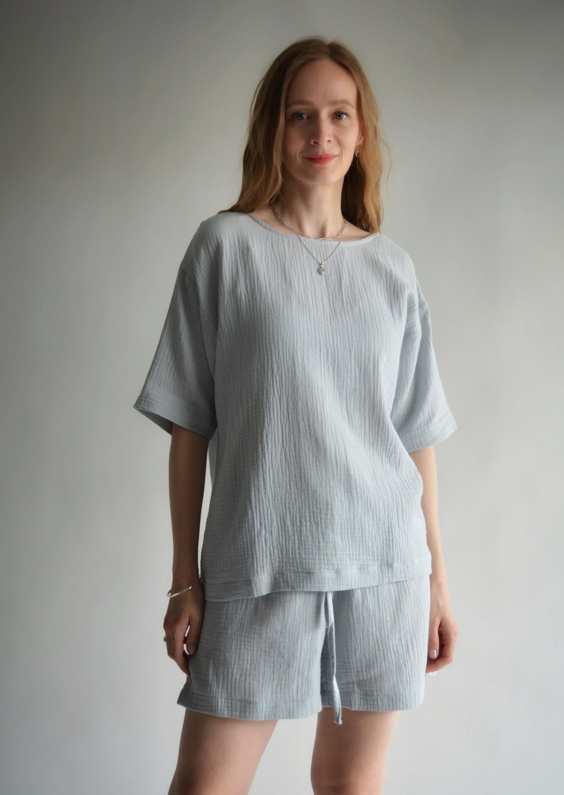 Two-Piece Set: Cotton Muslin T-Shirt and Shorts in Silvery Dawn