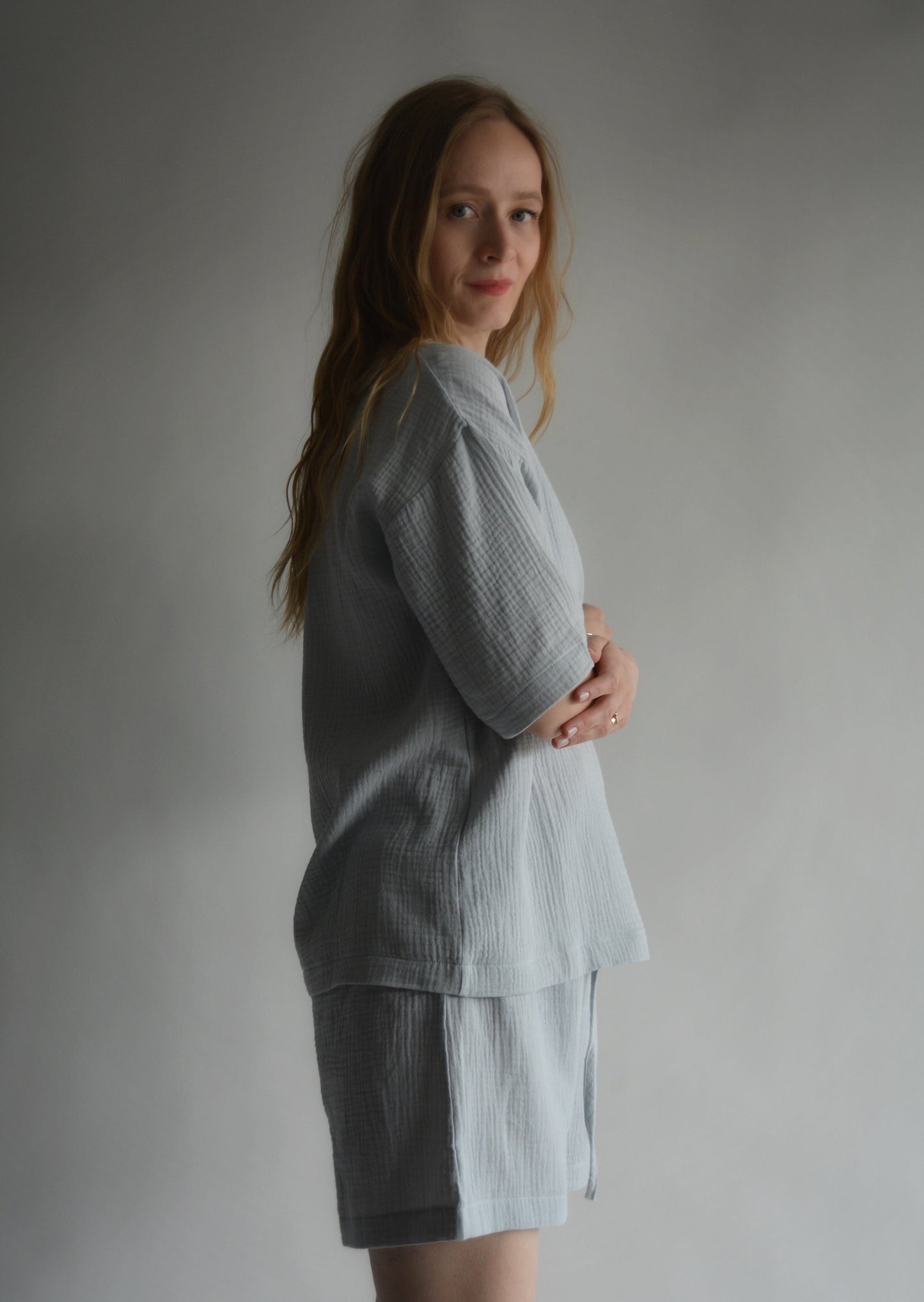 Two-Piece Set: Cotton Muslin T-Shirt and Shorts in Silvery Dawn