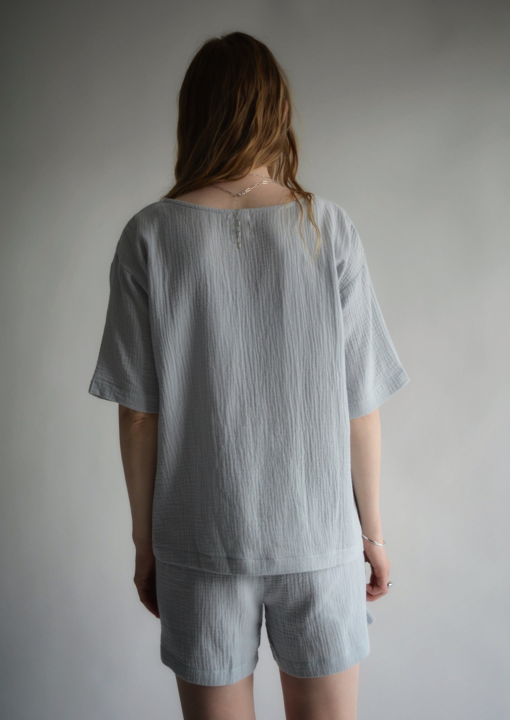 Two-Piece Set: Cotton Muslin T-Shirt and Shorts in Silvery Dawn