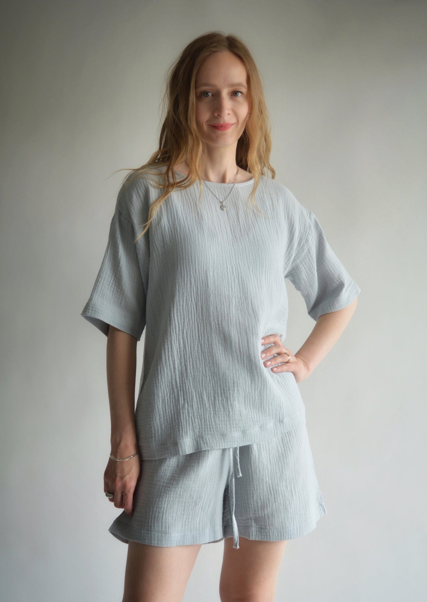 Two-Piece Set: Cotton Muslin T-Shirt and Shorts in Silvery Dawn