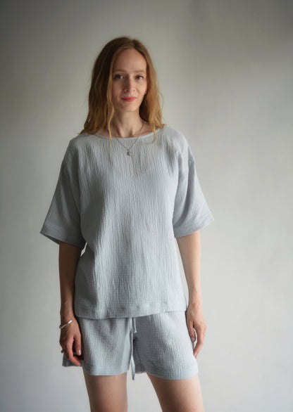Two-Piece Set: Cotton Muslin T-Shirt and Shorts in Silvery Dawn