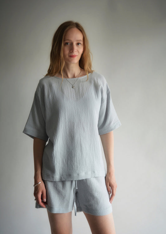 Two-Piece Set: Cotton T-Shirt and Shorts in Silvery Dawn